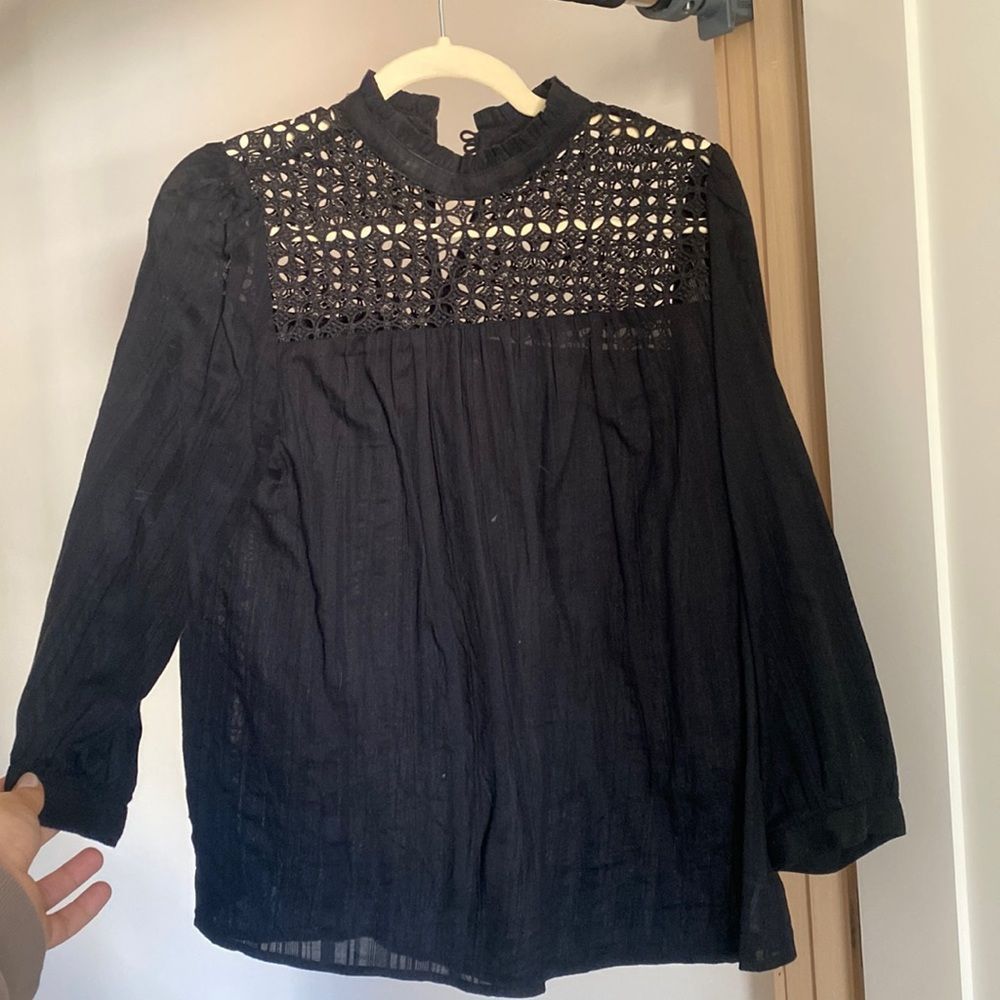 GAP EYELET LONG SLEEVE BLOUSE